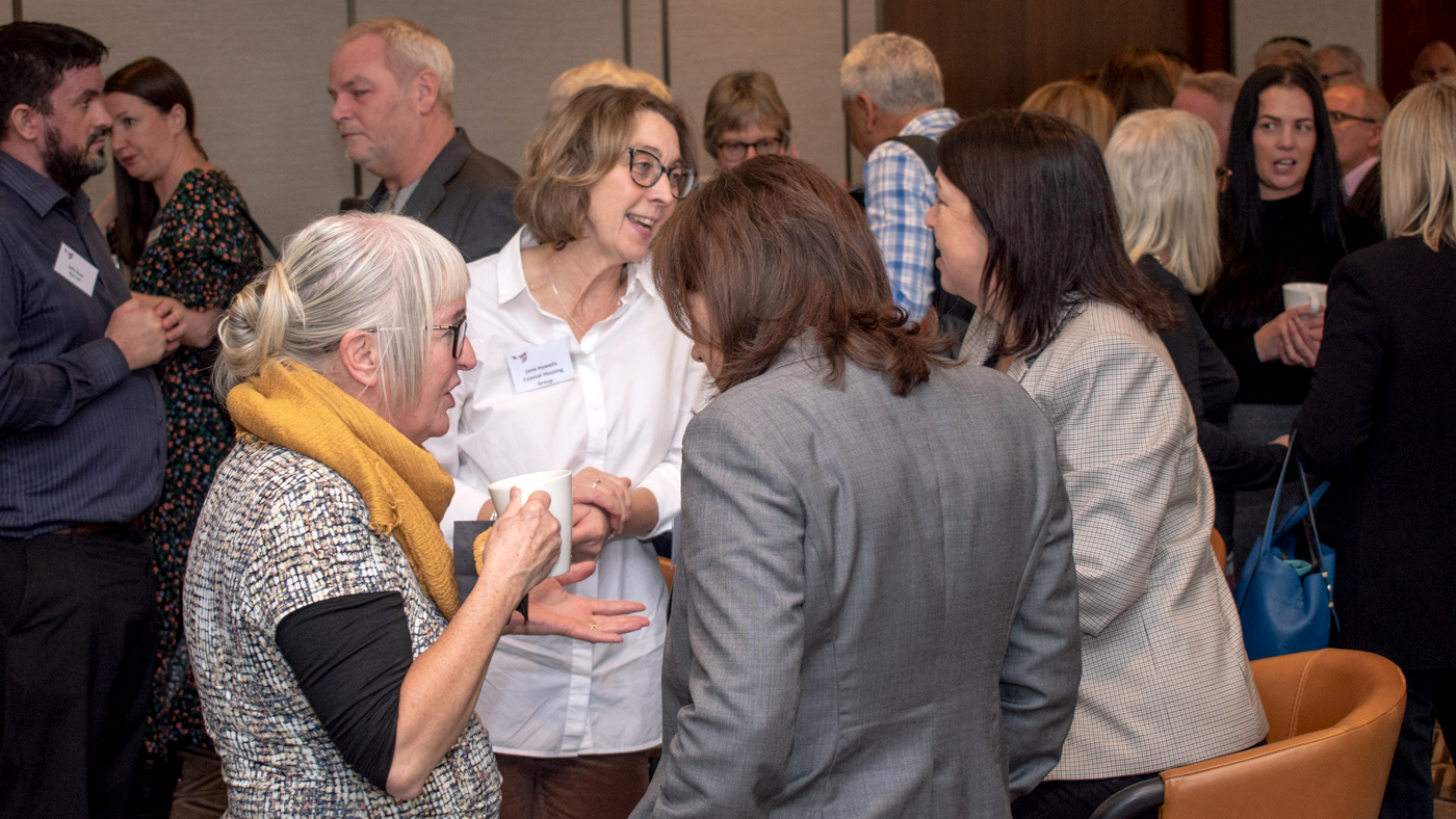 Aelodau Cartrefi Cymunedol Cymru yn rhwydweithio mewn digwyddiad