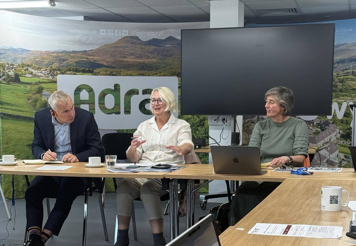 Cymdeithasau tai yn cwrdd gyda Plaid Cymru i drafod y cyfleoedd a’r heriau sy’n wynebu’r sector