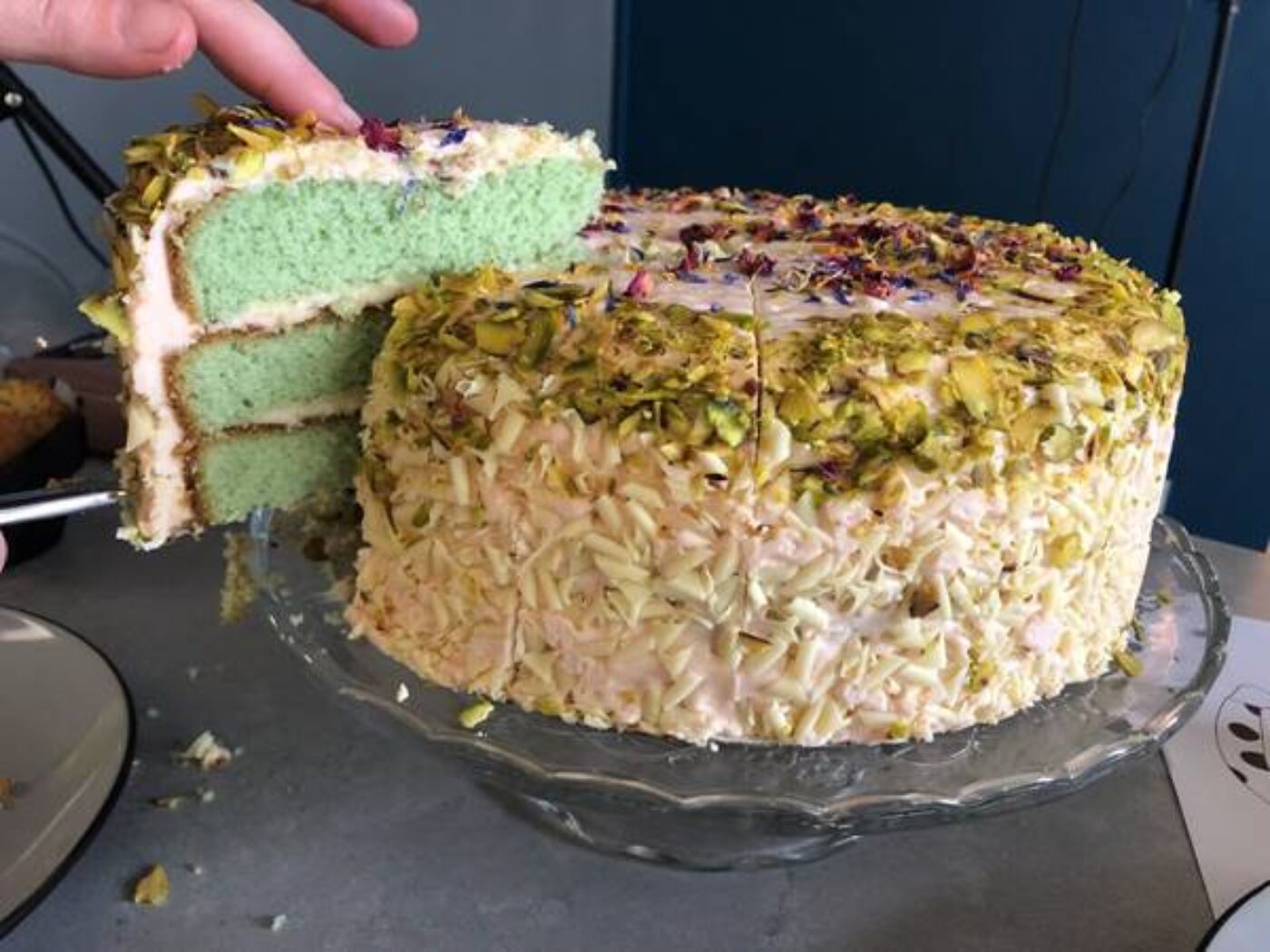 Siop goffi yn ail-gynnau uchelgais menyw yng Nghasnewydd