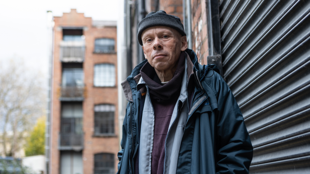 Gallai mwy na 70% o wasanaethau digartrefedd Cymru ‘gael eu gostwng neu golli’ heb gynnydd yn y Grant Cymorth Tai