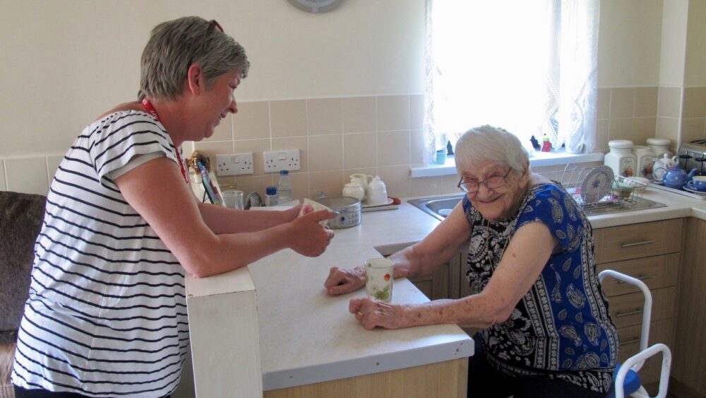 Prosiect ‘Lifft’ Tai Calon yn adfywio tenantiaid